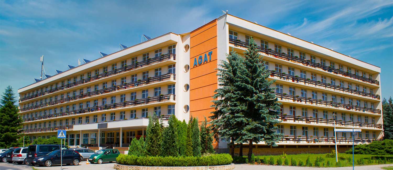 duży budynek z wieloma balkonami