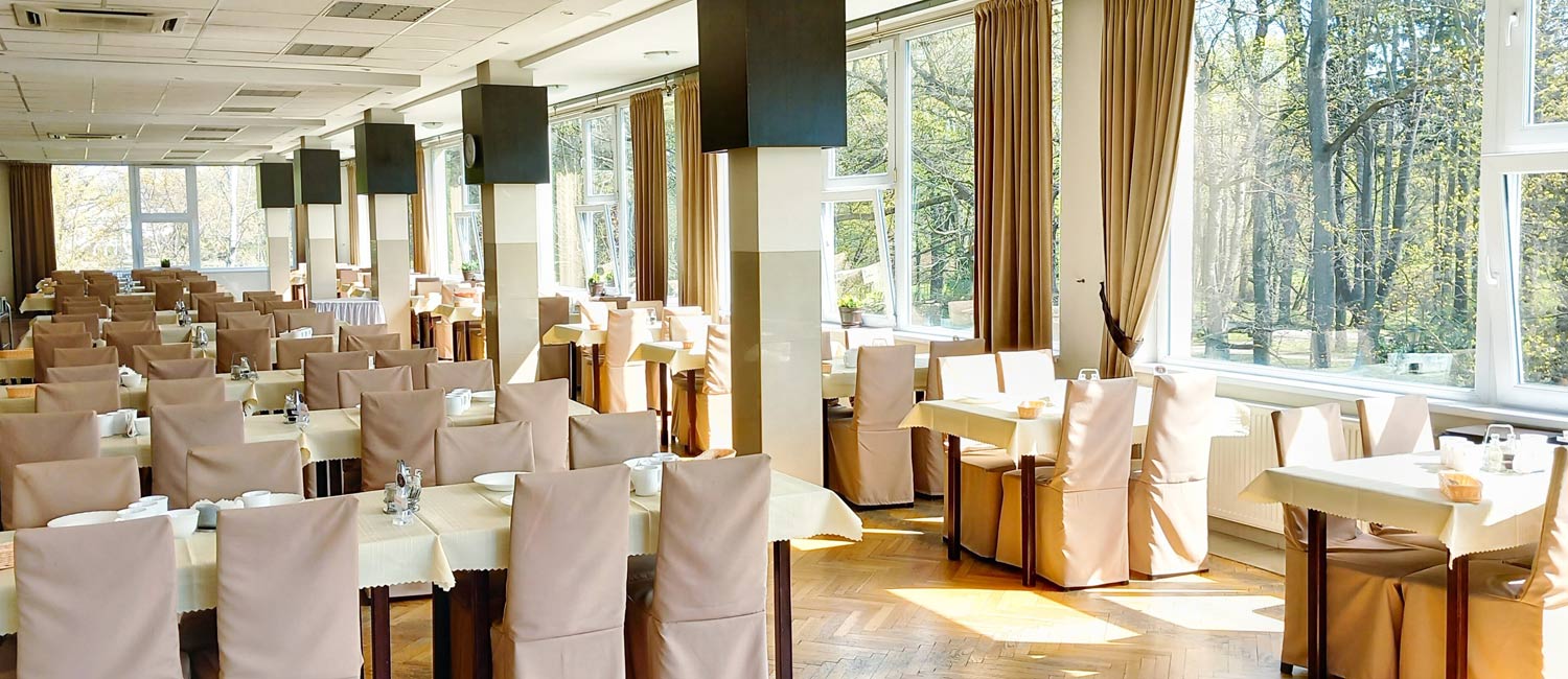 jadalnia wypełniona mnóstwem stołów i krzeseł