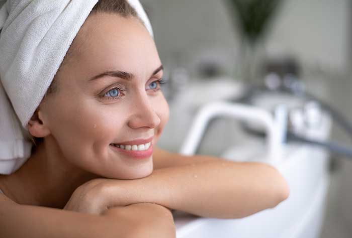 kobieta z ręcznikiem owiniętym wokół głowy